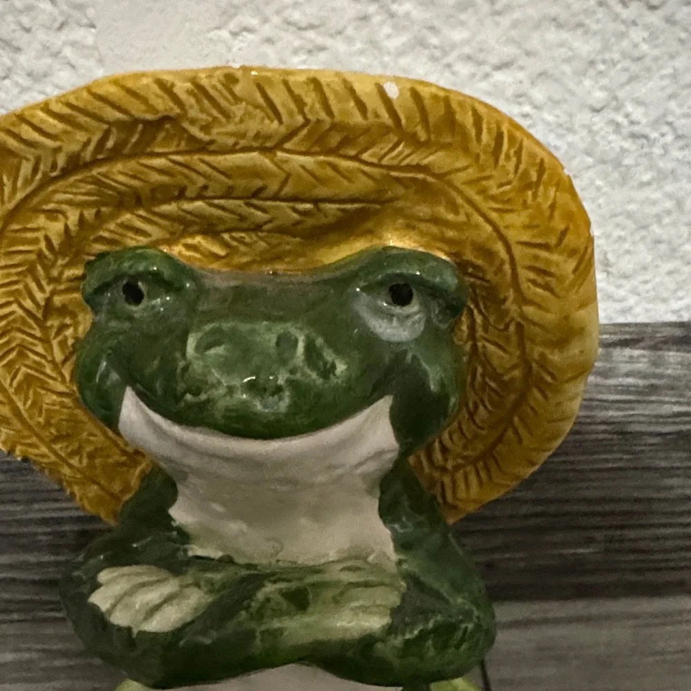 Green Frog Figurine with Straw Hat for Reptile Habitats